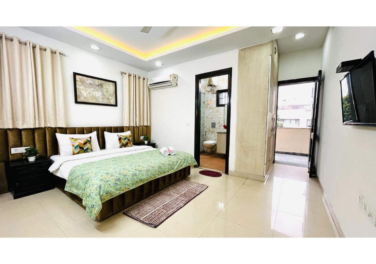 Bluo 2Bhk - Greater Kailash Lift Balcony Parking Apartment *