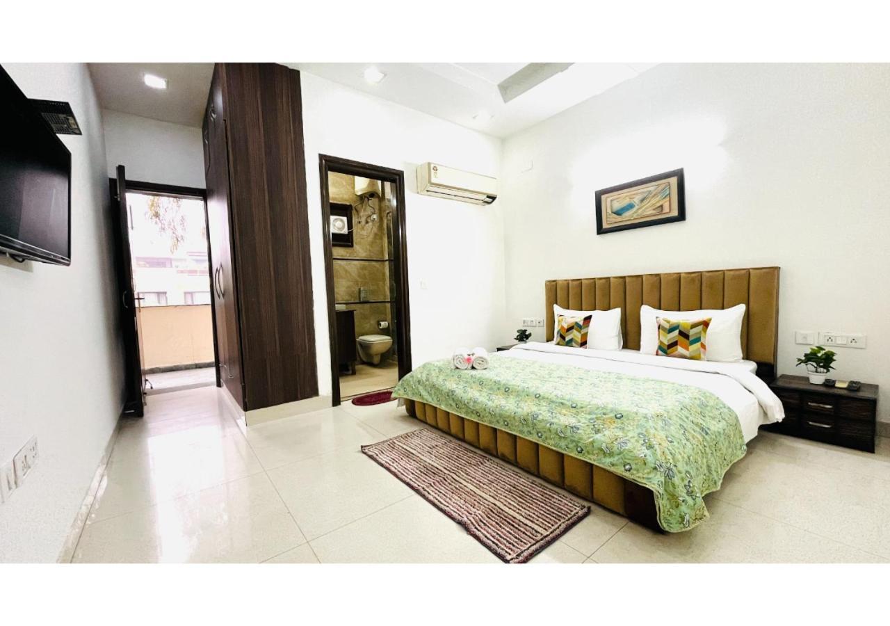 Bluo 2Bhk - Greater Kailash Lift Balcony Parking Apartment